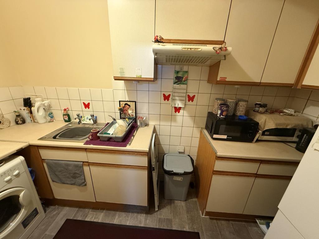 Lot: 145 - BLOCK OF THREE FLATS FOR INVESTMENT - Kitchen Flat A